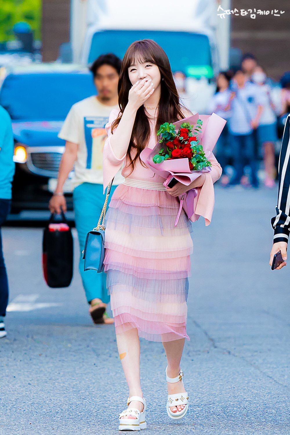 [러블리즈] 커피 한 잔 더 할까 생각 중이라서 케이 | 인스티즈