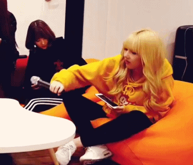 마이크랑 밀당하는 아이돌 .gif | 인스티즈