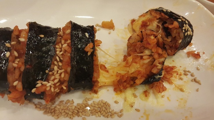 보편적인 치즈김밥에서 살짝 변형된 스타일을 가지고 있는 신전떡볶이의 치즈김밥 | 인스티즈