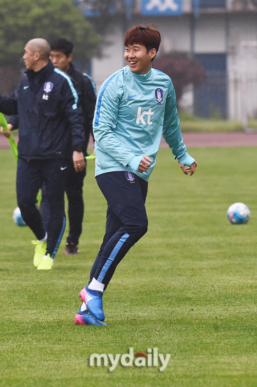 손흥민, 황희찬 합류!! 완전체 축구대표팀 오늘자 훈련 사진 | 인스티즈