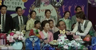 짝녀한테 까이고... 만년 백수인데 환갑잔치에서 마주쳤어요 ㅠㅠ.gif | 인스티즈