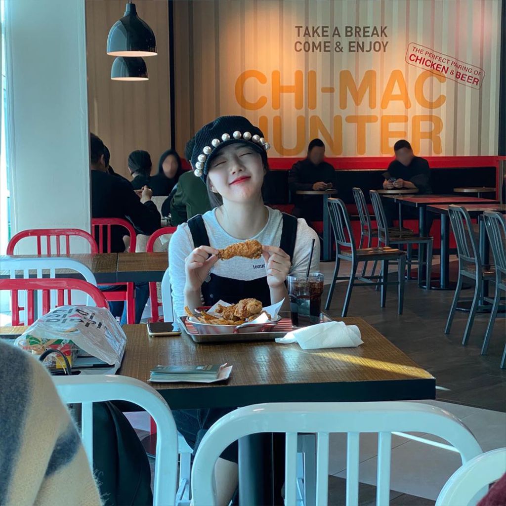 행복하게 치킨 뜯는 여자친구 예린이.insta | 인스티즈
