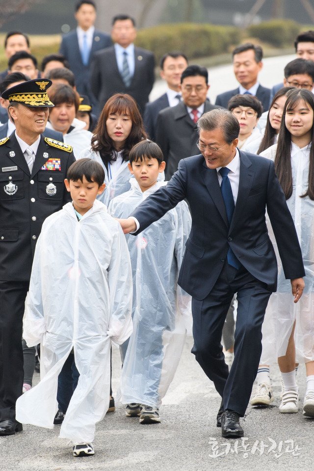시무룩한 아이를 쫓아가는 문재인 대통령.jpg | 인스티즈