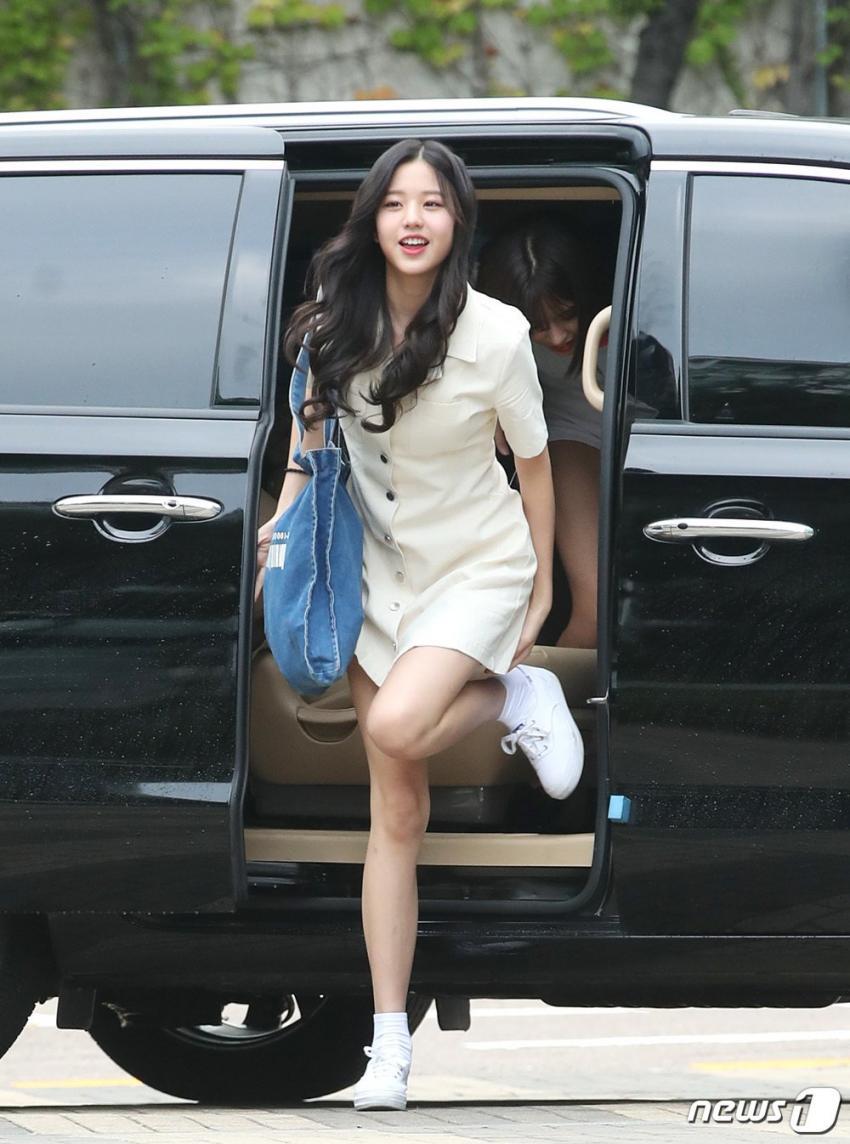 프로듀스48 만나이로 합쳐서 30 안넘는 장원영 안유진 피지컬.gif | 인스티즈