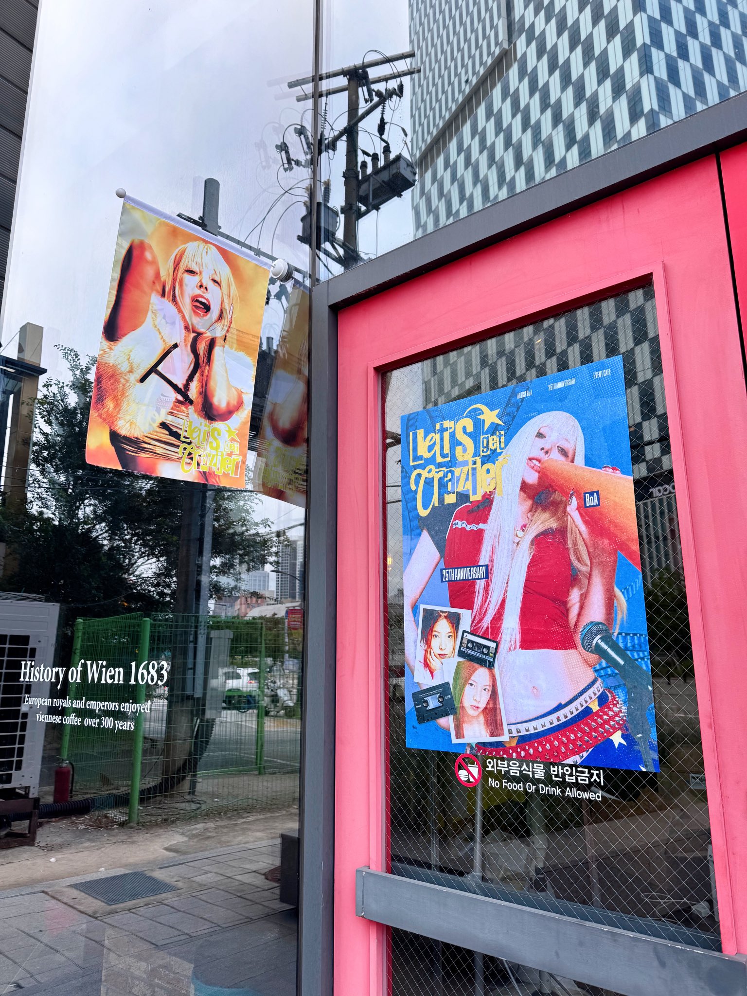팬들이 준비한 보아 25주년 카페 내부.JPG | 인스티즈