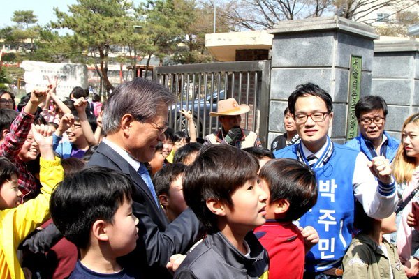신기하리만치 아이들이 잘 따르는 문재인 | 인스티즈