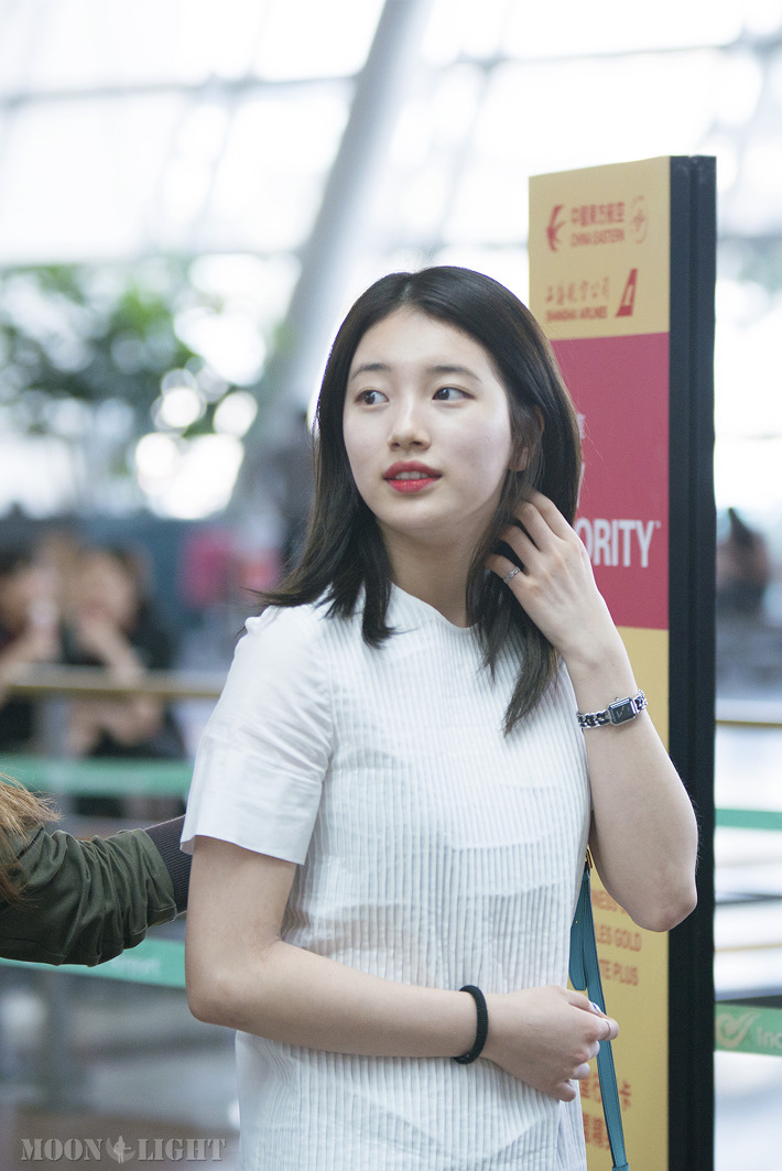 공항에서 만난 어머님이 사진 찍자니까 포즈 취하는 수지 | 인스티즈