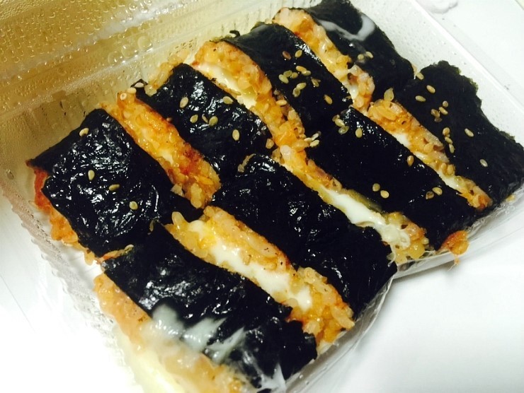 보편적인 치즈김밥에서 살짝 변형된 스타일을 가지고 있는 신전떡볶이의 치즈김밥 | 인스티즈