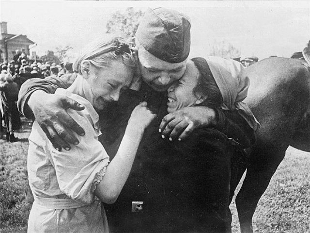 전쟁터에 나가기위해 사랑하는 사람들과 작별인사하는 군인들 | 인스티즈