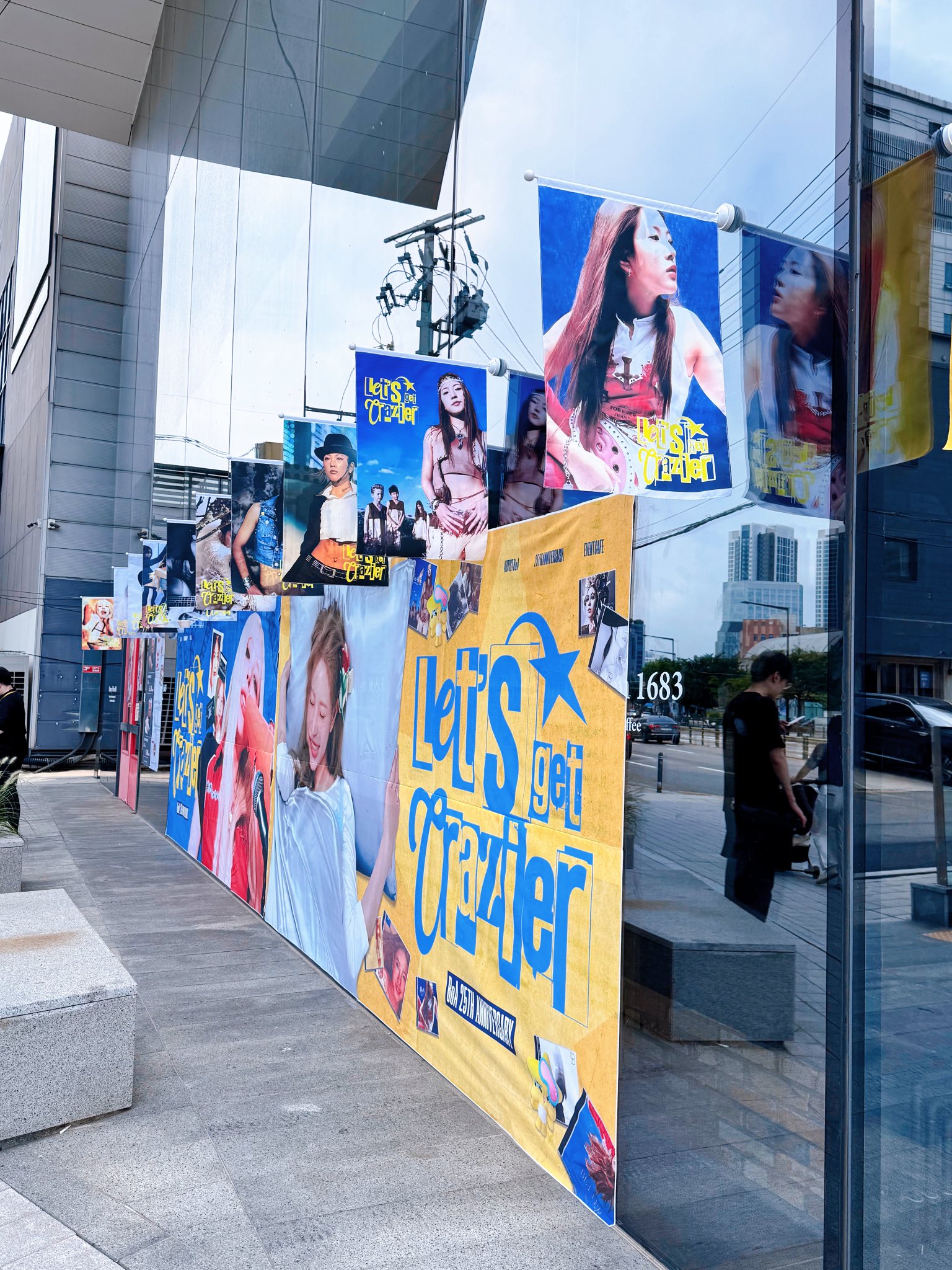 팬들이 준비한 보아 25주년 카페 내부.JPG | 인스티즈