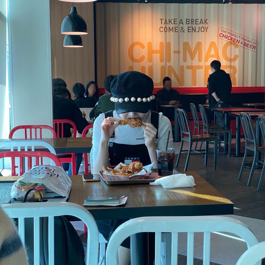 행복하게 치킨 뜯는 여자친구 예린이.insta | 인스티즈