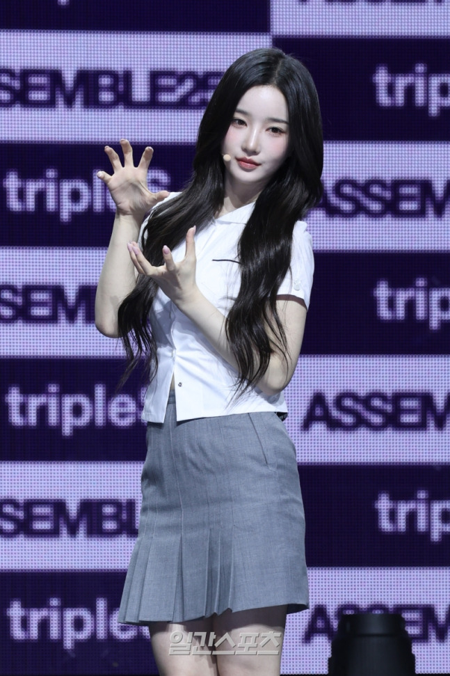 오늘자 단체 교복 입고 쇼케이스 하는 트리플에스 | 인스티즈