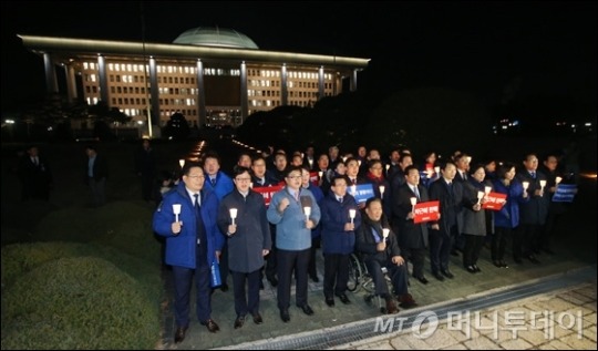 박 대통령 탄핵 촉구하며 국회에서 촛불 든 더불어민주당 의원들 | 인스티즈