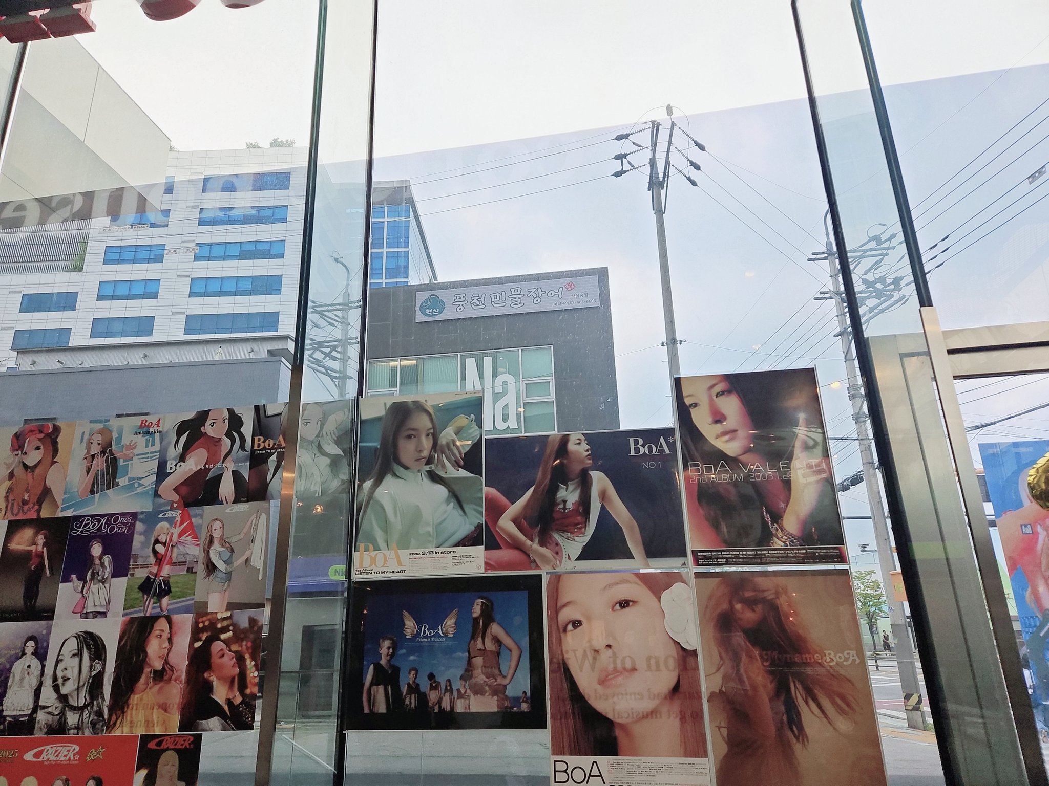 팬들이 준비한 보아 25주년 카페 내부.JPG | 인스티즈