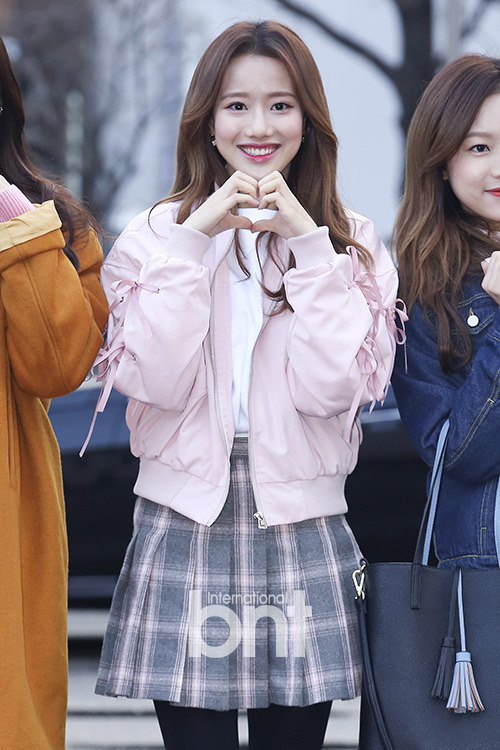 [에이프릴] 오늘자 뮤뱅 출근길 jpg | 인스티즈