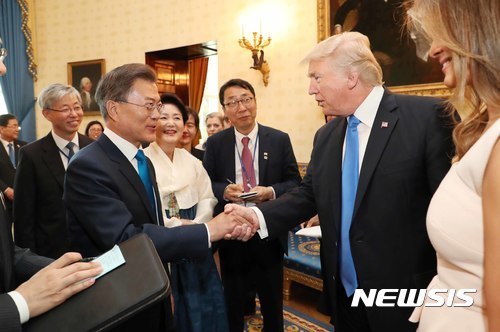 악수할때 문대통령 표정.jpg | 인스티즈