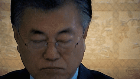 문재인 눈에 이거 뭐죠? ㄷㄷ | 인스티즈