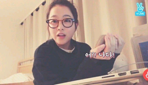 지하철 탔는데 옆자리에 본인 영상보는 시민을 만난 박보영.jpg | 인스티즈