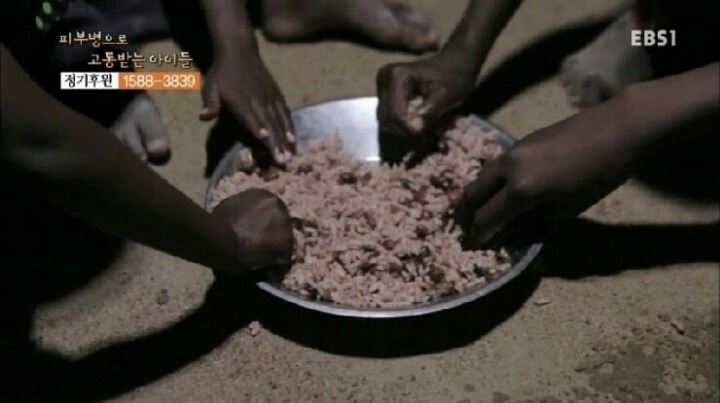 기아에 허덕이는 아프리카 애들 생각해서 콩밥 다 먹어라.jpg | 인스티즈