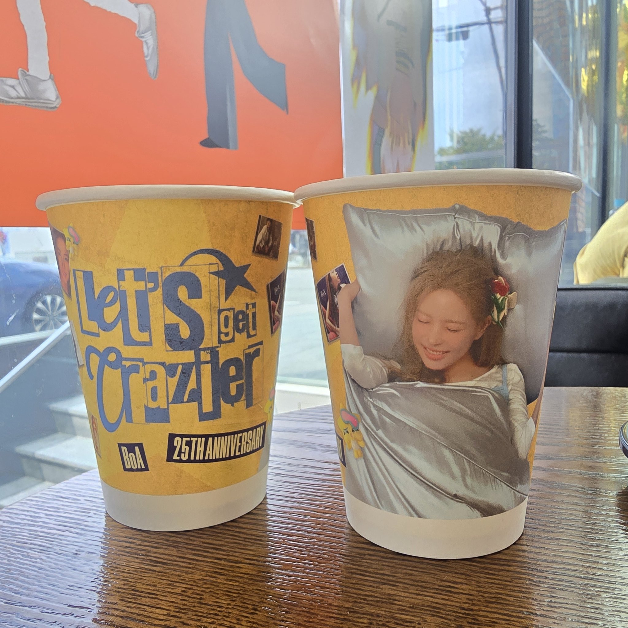 팬들이 준비한 보아 25주년 카페 내부.JPG | 인스티즈