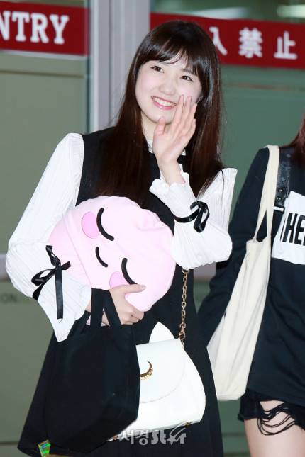 본인얼굴들고 입국하는 히토미 (아이즈원) | 인스티즈