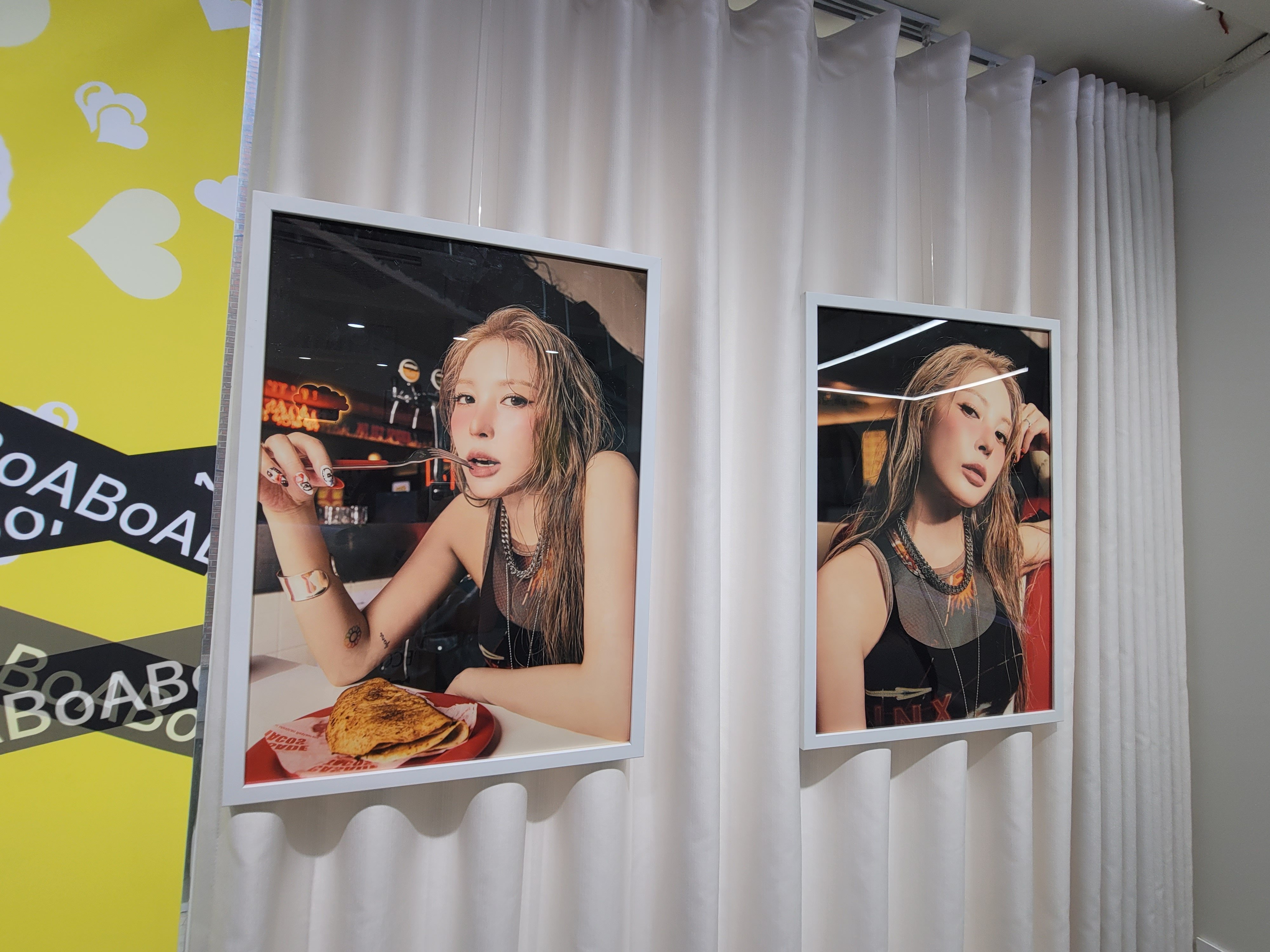 팬들이 준비한 보아 25주년 카페 내부.JPG | 인스티즈