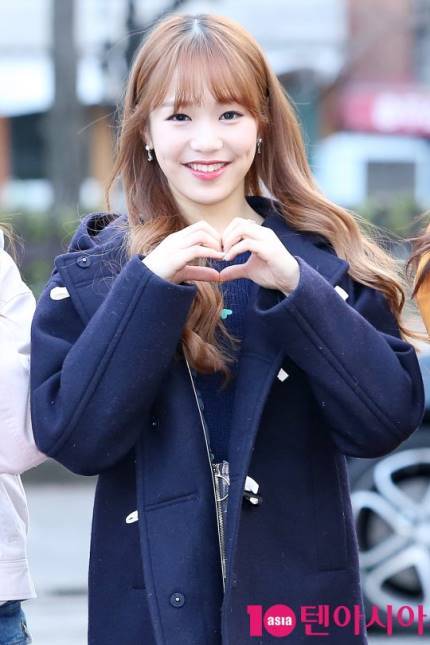 [에이프릴] 오늘자 뮤뱅 출근길 jpg | 인스티즈