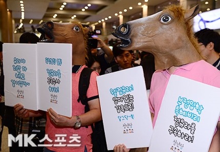 인천공항에서 정유라 환영단.jpg | 인스티즈
