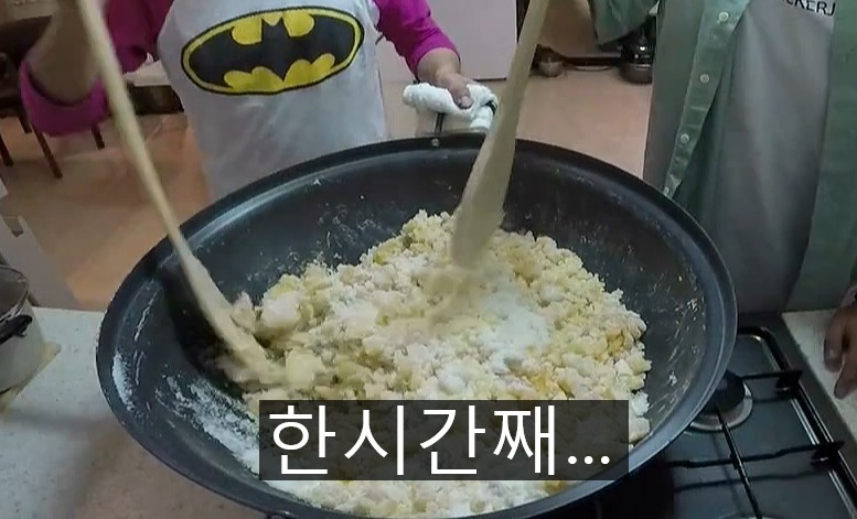 [미운오리새끼] 달고나 만드는 김건모 .jpg | 인스티즈