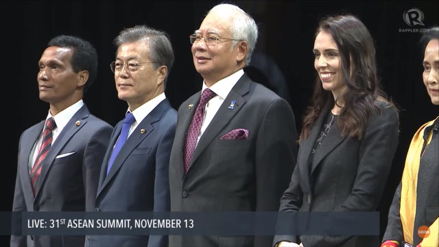 11/13 ASEAN 개막식에 참석한 문재인 대통령.jpg | 인스티즈