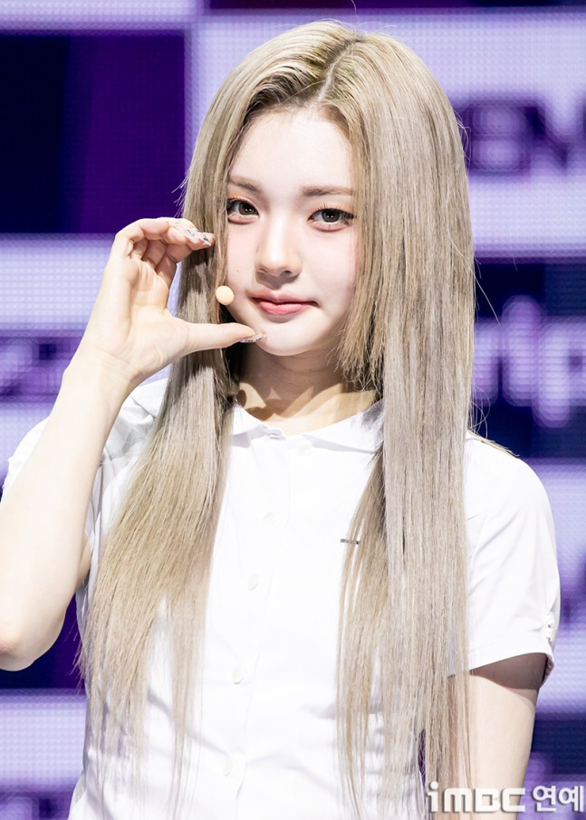 오늘자 단체 교복 입고 쇼케이스 하는 트리플에스 | 인스티즈