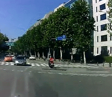 무단횡단으로 배달원 골로 보내려는 할머니.GIF | 인스티즈