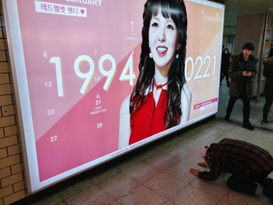 지하철에서 보이는 아이돌 덕후들.. | 인스티즈