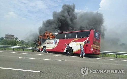 타이베이에서 버스 전복사고로 승객 최소 32명 숨져 | 인스티즈