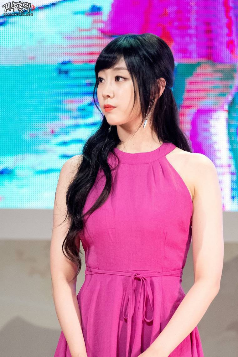 앞머리 덮은 지수.jpg | 인스티즈