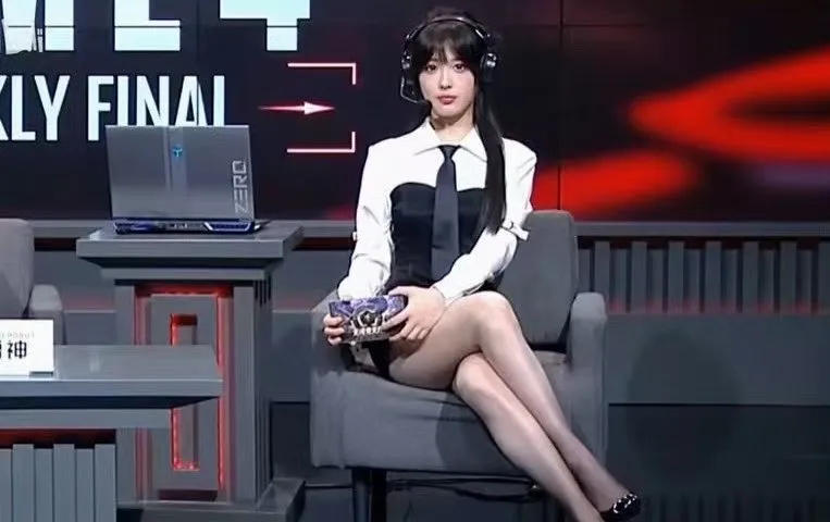 노출 많다고 한소리 들은 중국 게임 해설자의 대응 | 인스티즈