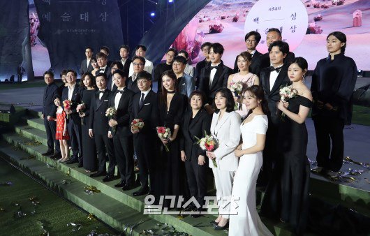백상 단체사진 대선배들 틈에 긴장해서 절여지고 있는 양세종 | 인스티즈