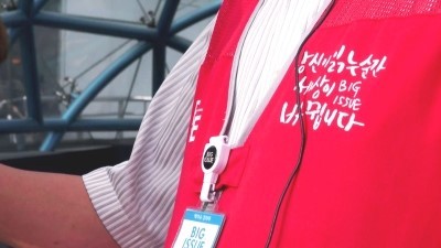 지하철역 앞 빨간 조끼를 입은 사람들을 아시나요? | 인스티즈