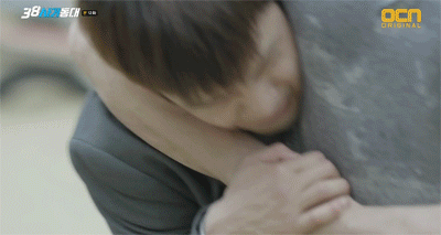 귀여운 애 젖꼭지 깨무는 움짤 | 인스티즈