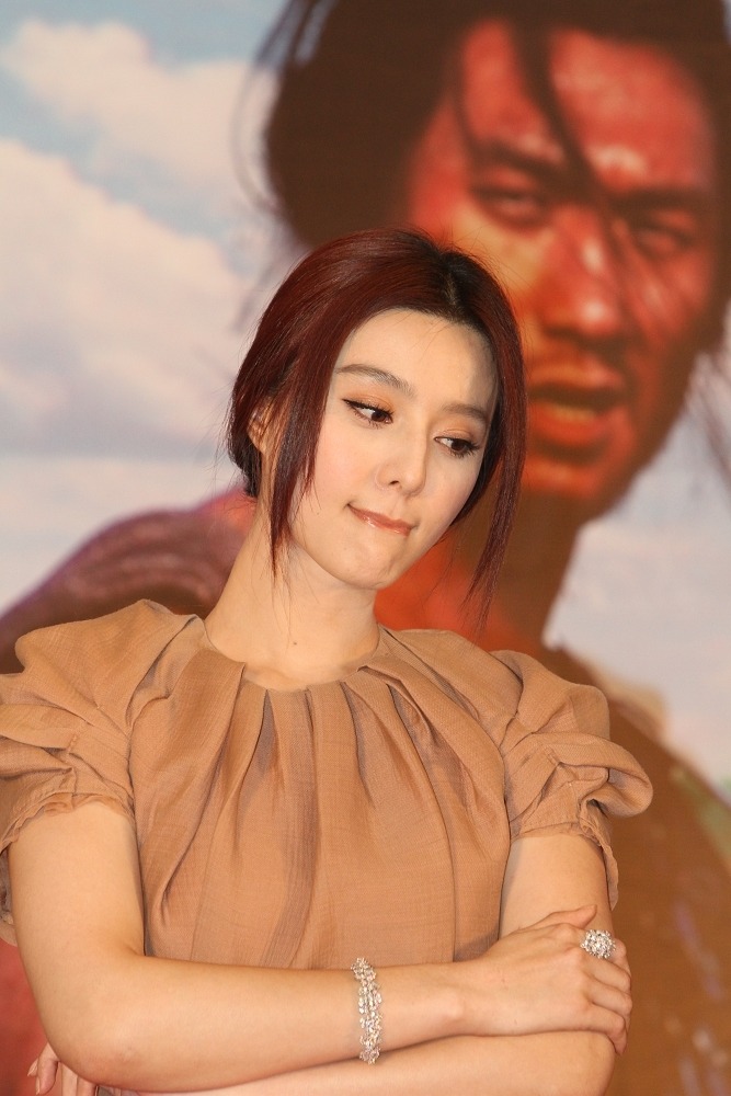 계속 검은머리만 고집하다가 잠깐 갈색머리로 염색했었던 판빙빙 | 인스티즈