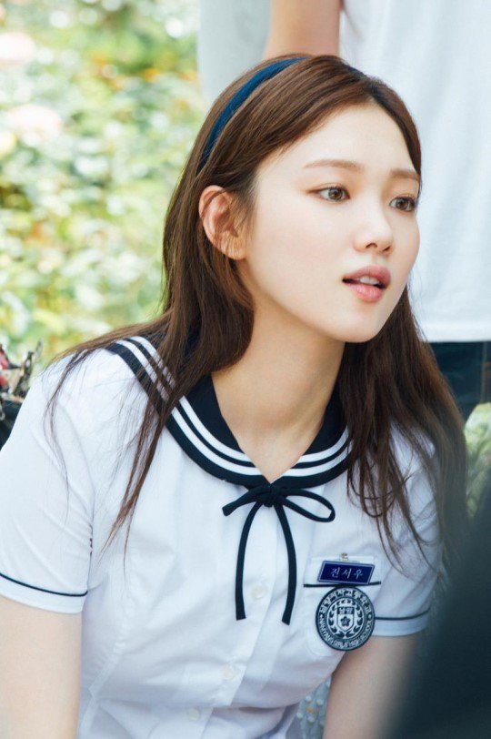 교복 입은 이성경 | 인스티즈