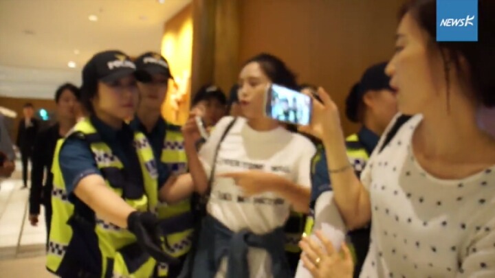 자위대행사장에서 끌려가는 여기자.jpg | 인스티즈