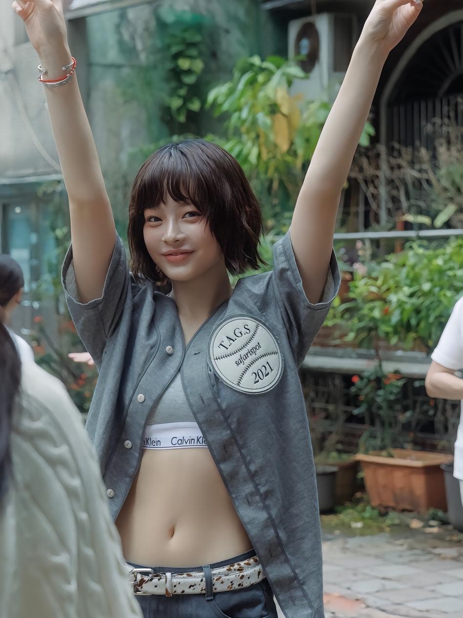 허리라인이 예쁘다는 단발 하니.gif | 인스티즈