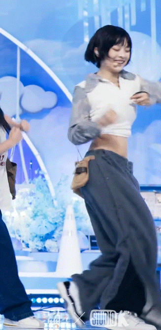 허리라인이 예쁘다는 단발 하니.gif | 인스티즈