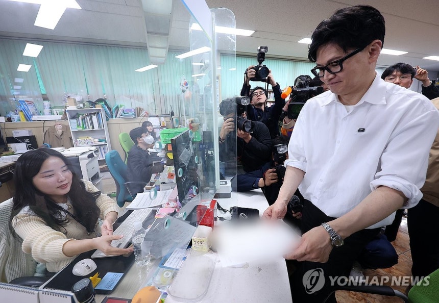 한동훈 "조국, 결국 날 피해 부산에서 도망".. 혁신당 "자의식 과잉, 건강한 삶 찾자" | 인스티즈
