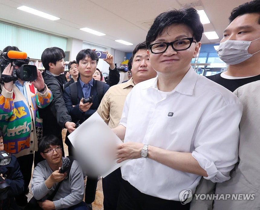 한동훈 "조국, 결국 날 피해 부산에서 도망".. 혁신당 "자의식 과잉, 건강한 삶 찾자" | 인스티즈