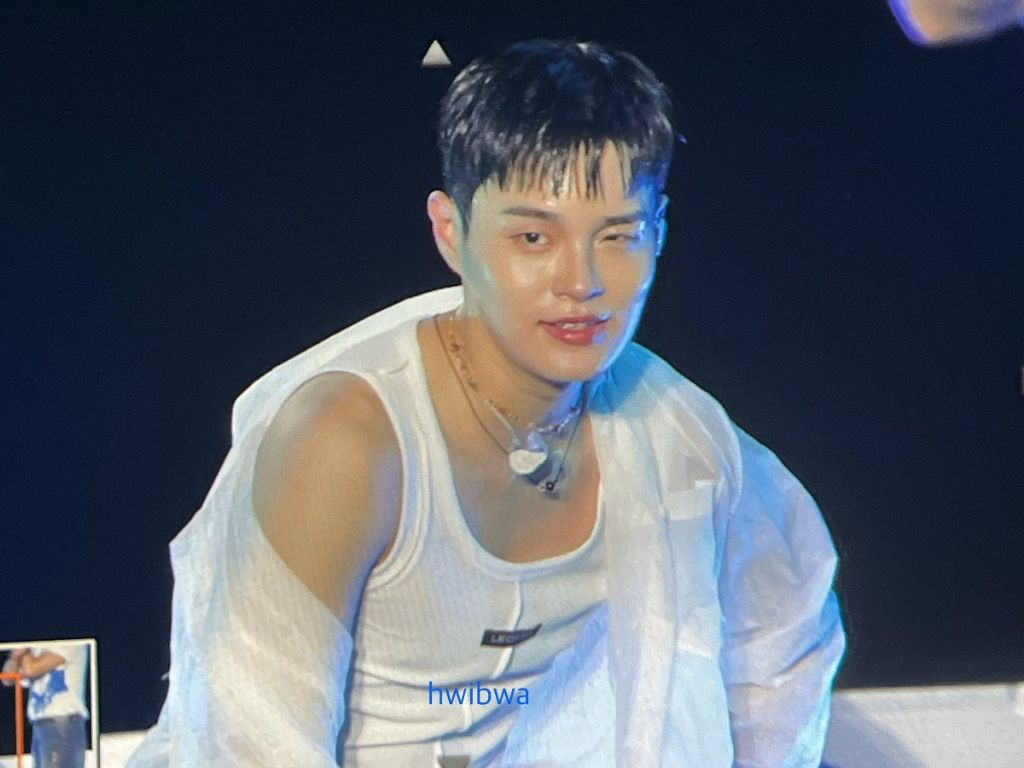 데뷔8년차에 엄청난 노출로 무대한 아이돌 | 인스티즈