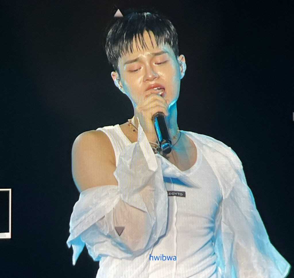 데뷔8년차에 엄청난 노출로 무대한 아이돌 | 인스티즈