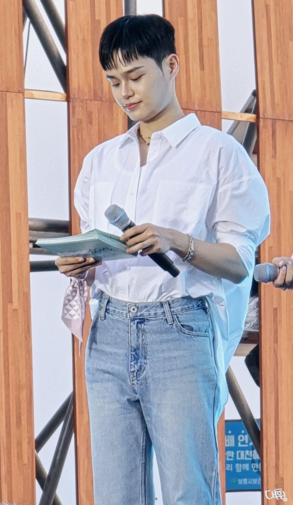 데뷔8년차에 엄청난 노출로 무대한 아이돌 | 인스티즈