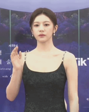 누가봐도 긴장해서 굳어버린 배우 고윤정 ㅋㅋㅋㅋ.jpgif | 인스티즈